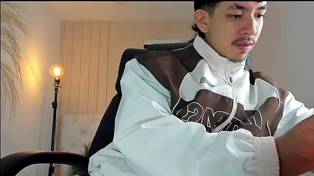 ISAAC CRYSTON online show from November 28, 8:33 pm