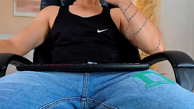 ISAAC CRYSTON online show from December 17, 7:53 pm