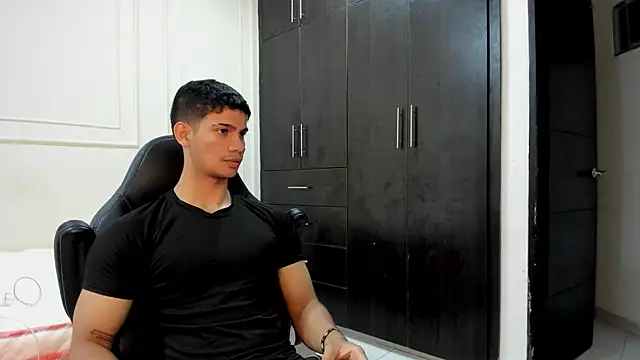 Snapshot of ANDRES_STUD chatting on April 6, 3:59 am ANDRES STUD online show from April 6, 3:59 am