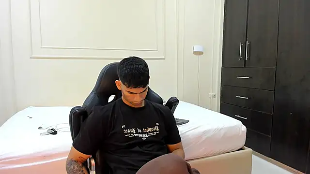 Snapshot of ANDRES_STUD chatting on April 16, 3:40 am ANDRES STUD online show from April 16, 3:40 am
