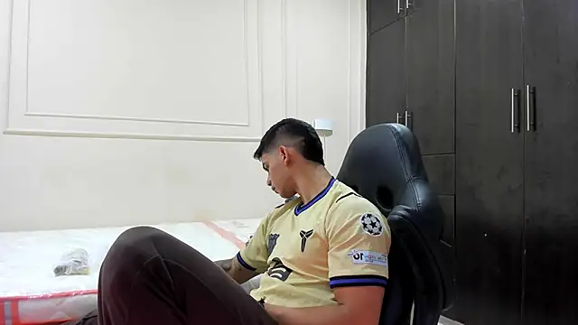 Snapshot of ANDRES_STUD chatting on April 18, 4:27 am ANDRES STUD online show from April 18, 4:27 am