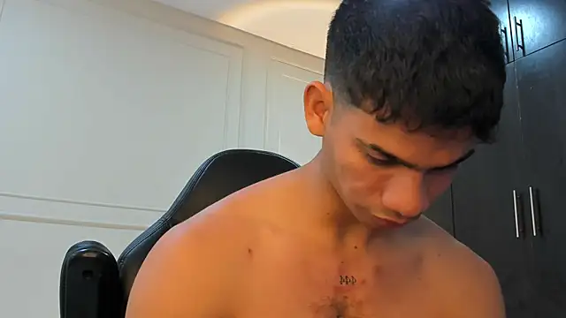 Snapshot of ANDRES_STUD chatting on April 20, 6:38 am ANDRES STUD online show from April 20, 6:38 am