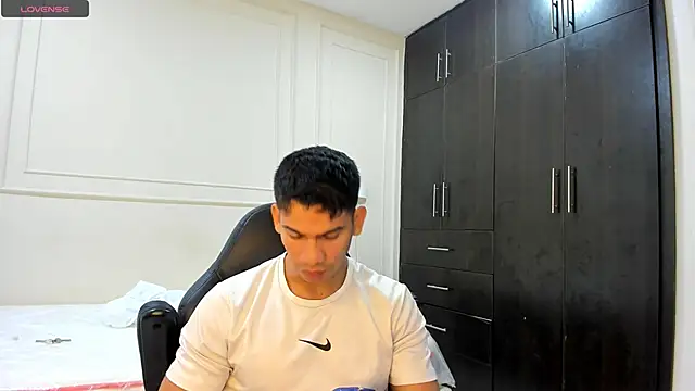 Snapshot of ANDRES_STUD chatting on April 22, 5:32 am ANDRES STUD online show from April 22, 5:32 am