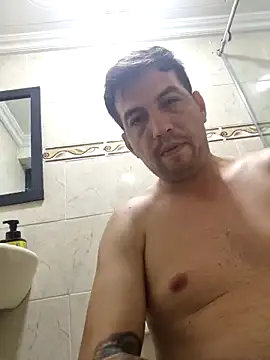 Snapshot of reyarturs13 chatting on February 18, 3:53 am reyarturs13 online show from February 18, 3:53 am