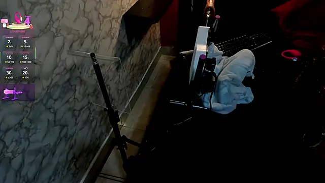 IVISBOUNCYASS online show from December 15, 12:31 pm