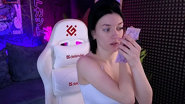 roxy riot  online show from October 9, 1:25 am