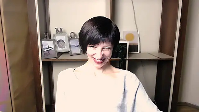 Snapshot of _AngeliaFlow_ chatting on November 17, 8:09 am AngeliaFlow online show from November 17, 8:09 am