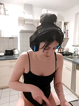 Snapshot of Gamergirl-Linela chatting on March 5, 7:32 pm Gamergirl-Linela online show from March 5, 7:32 pm