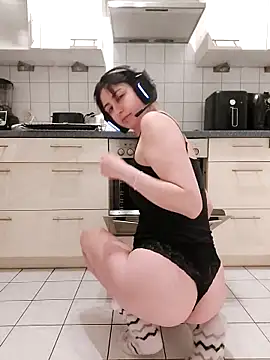 Snapshot of Gamergirl-Linela chatting on March 15, 8:04 pm Gamergirl-Linela online show from March 15, 8:04 pm