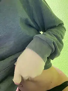 Snapshot of stormmart18 chatting on February 8, 12:17 am stormmart18 online show from February 8, 12:17 am