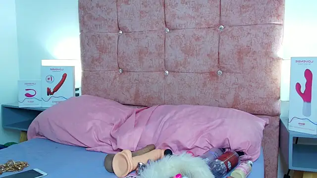 Skye Moore online show from October 13, 11:43 am