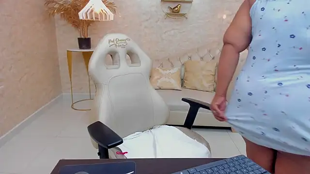 BBW CINDY online show from February 21, 7:10 pm