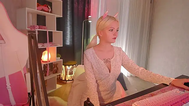 AshleySnowflake online show from September 9, 10:04 am