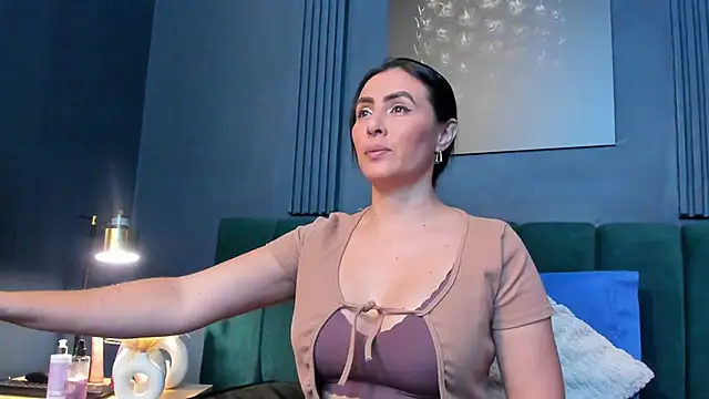 scarlet edwars online show from February 5, 6:45 pm