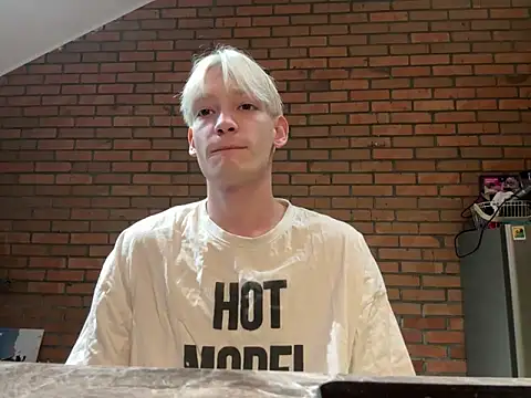 Snapshot of Julian_wins chatting on February 7, 11:23 am Julian wins online show from February 7, 11:23 am