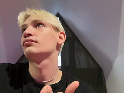 Snapshot of Julian_wins chatting on February 8, 11:01 am Julian wins online show from February 8, 11:01 am