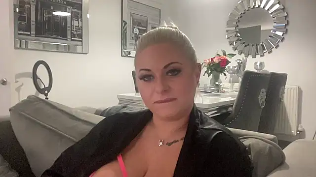 Snapshot of GemaJBusty chatting on February 16, 9:59 pm GemaJBusty online show from February 16, 9:59 pm