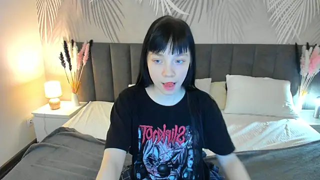 SkinyJoyce online show from March 4, 8:13 am