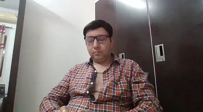 innocentboy1987 online show from March 17, 4:40 am