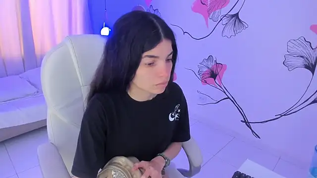 Isabela Fiorelli online show from March 18, 12:03 pm