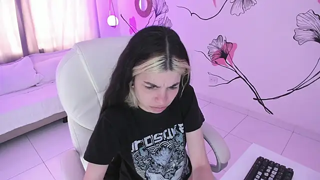 Isabela Fiorelli online show from September 26, 1:15 pm