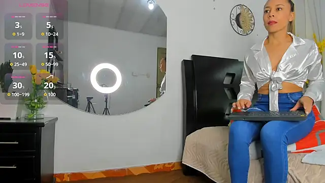 Snapshot of Dakotacarvajal chatting on November 12, 4:18 pm Dakotacarvajal online show from November 12, 4:18 pm