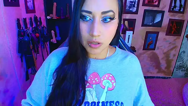 Snapshot of cherryy_bombshelll chatting on November 2, 8:33 pm cherryy bombshelll online show from November 2, 8:33 pm