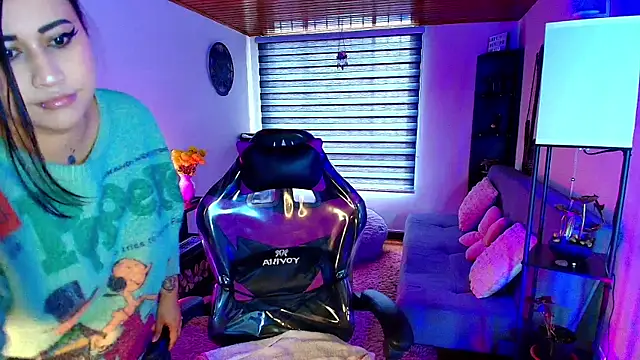 Snapshot of cherryy_bombshelll chatting on April 9, 2:44 pm cherryy bombshelll online show from April 9, 2:44 pm