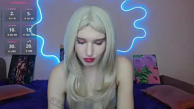 Snapshot of EvelinaLuu chatting on March 4, 1:12 am EvelinaLuu online show from March 4, 1:12 am