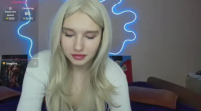 Snapshot of EvelinaLuu chatting on March 7, 1:20 am EvelinaLuu online show from March 7, 1:20 am