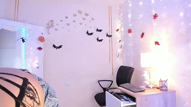 Emylyjonhs online show from October 28, 8:33 pm