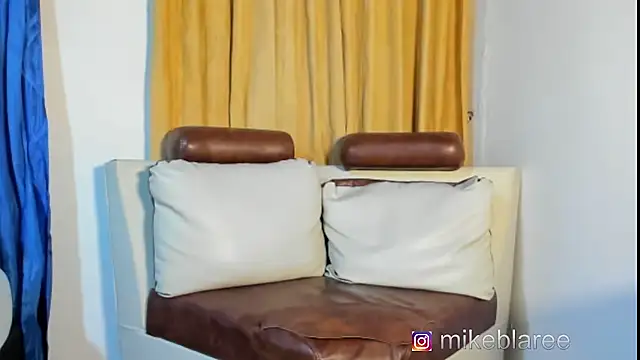 Snapshot of mikeblaree chatting on October 21, 2:34 am mikeblaree online show from October 21, 2:34 am