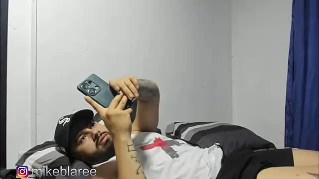 Snapshot of mikeblaree chatting on October 30, 3:24 pm mikeblaree online show from October 30, 3:24 pm