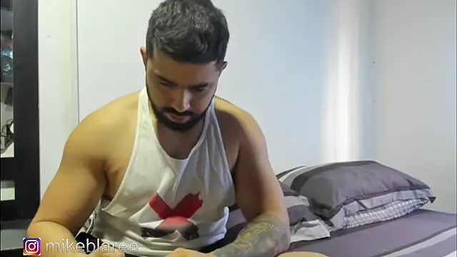 Snapshot of mikeblaree chatting on October 31, 2:51 pm mikeblaree online show from October 31, 2:51 pm