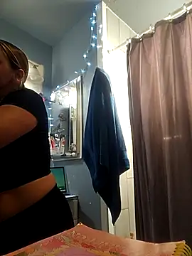 Snapshot of ShysluutGia chatting on December 17, 4:02 pm ShysluutGia online show from December 17, 4:02 pm