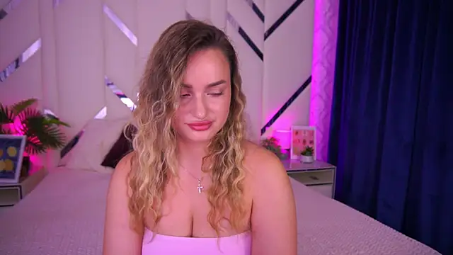 LindsieGreyy online show from October 19, 7:20 am