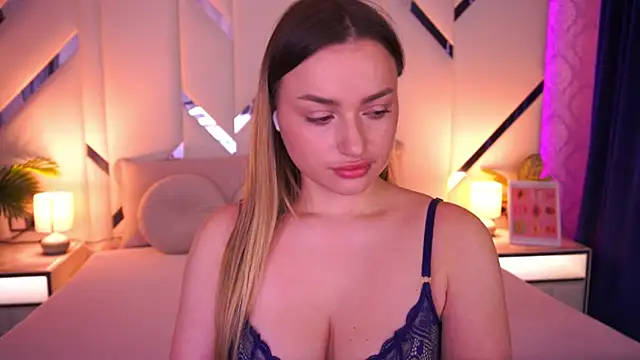 LindsieGreyy online show from March 22, 7:34 am