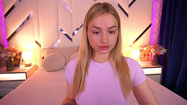 LindsieGreyy online show from June 7, 6:28 am