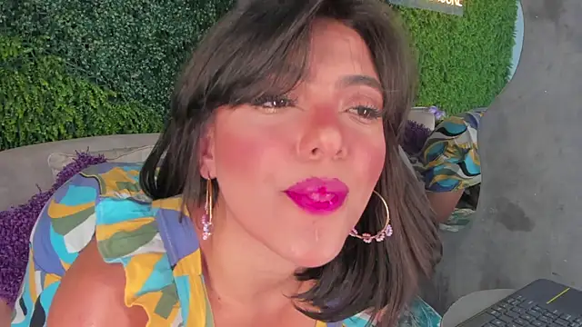 Snapshot of emmiily_z chatting on February 12, 7:56 pm emmiily z online show from February 12, 7:56 pm