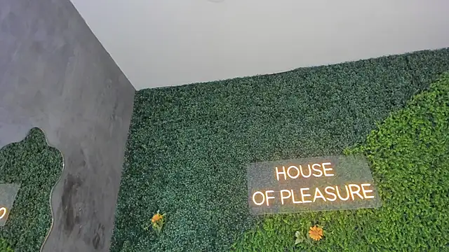 Snapshot of emmiily_z chatting on February 22, 11:24 pm emmiily z online show from February 22, 11:24 pm