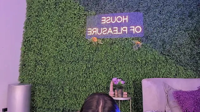 Snapshot of emmiily_z chatting on March 7, 9:51 am emmiily z online show from March 7, 9:51 am