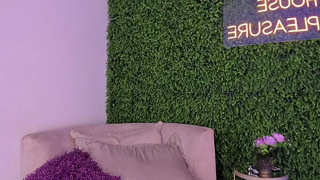 Snapshot of emmiily_z chatting on March 11, 6:53 am emmiily z online show from March 11, 6:53 am