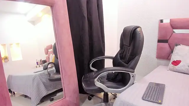 Snapshot of Nathy_Ross chatting on September 21, 8:43 pm Nathy Ross online show from September 21, 8:43 pm