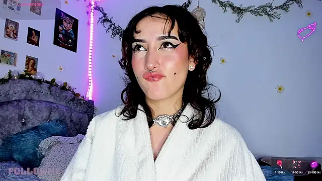 Snapshot of roxxystar_ chatting on March 7, 8:13 am roxxystar online show from March 7, 8:13 am