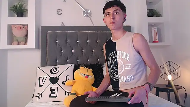 Snapshot of MaikyCooper chatting on March 13, 6:37 am MaikyCooper online show from March 13, 6:37 am