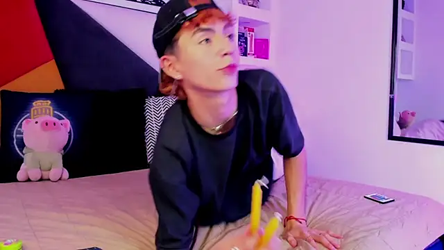 Snapshot of MaikyCooper chatting on December 15, 8:13 pm MaikyCooper online show from December 15, 8:13 pm