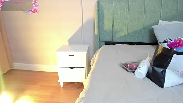 elizabeth 20 online show from November 4, 7:02 pm