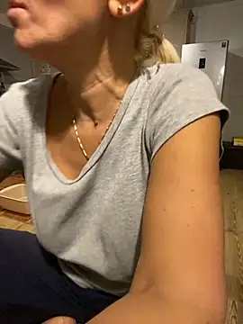 Snapshot of DeboraXporn chatting on October 21, 9:48 pm DeboraXporn online show from October 21, 9:48 pm