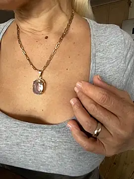 Snapshot of DeboraXporn chatting on October 29, 2:19 pm DeboraXporn online show from October 29, 2:19 pm