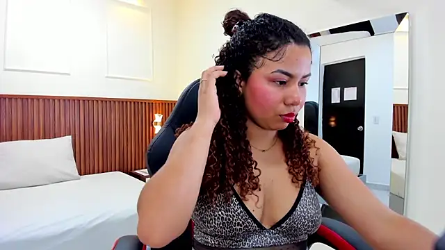 MELINAMARTINS online show from February 18, 7:41 pm